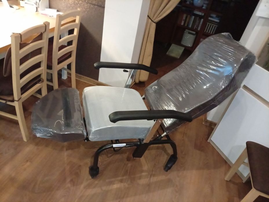 Fotel geriatryczny nowy. Igła w folii