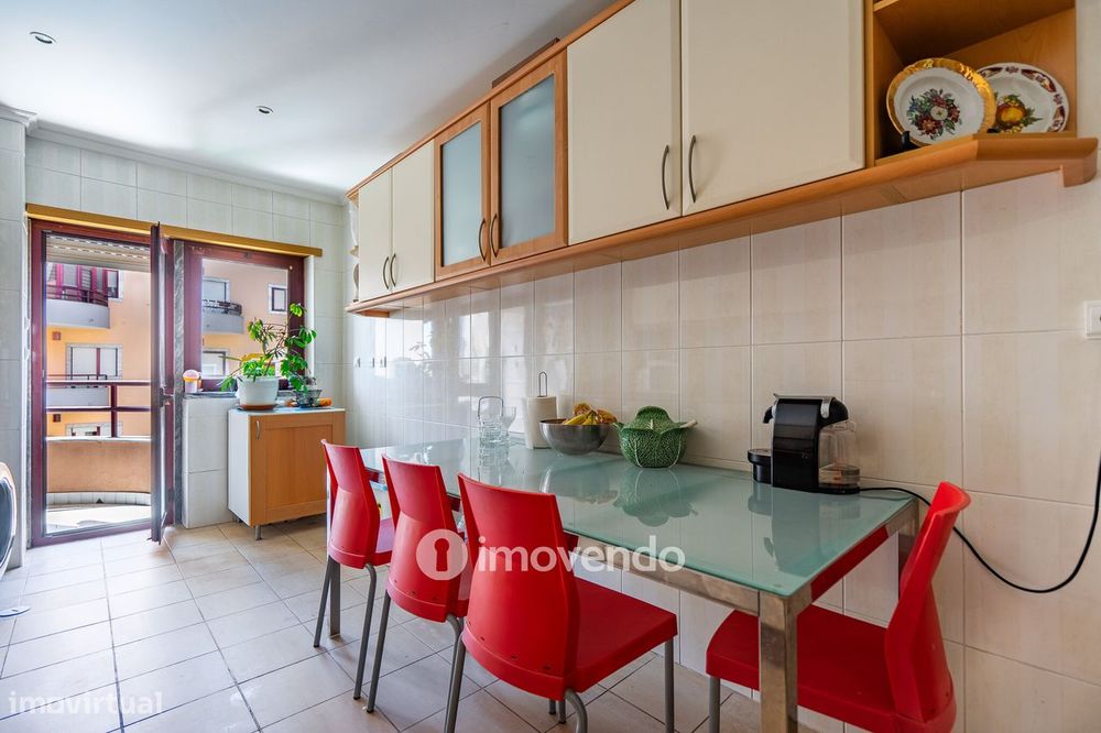 Apartamento T3 com áreas amplas, varandas e arrecadação, em Alverca
