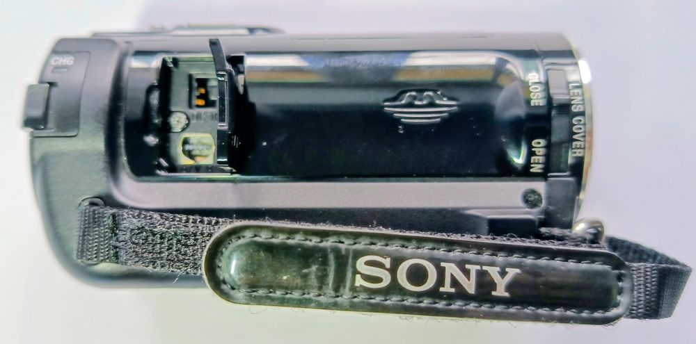 Sony HDR-CX110E (х25 опт. зум) + карта пам'яті 16 ГБ у подарунок