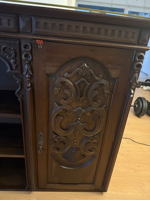 Móvel armário louceiro em madeira maciça castanho