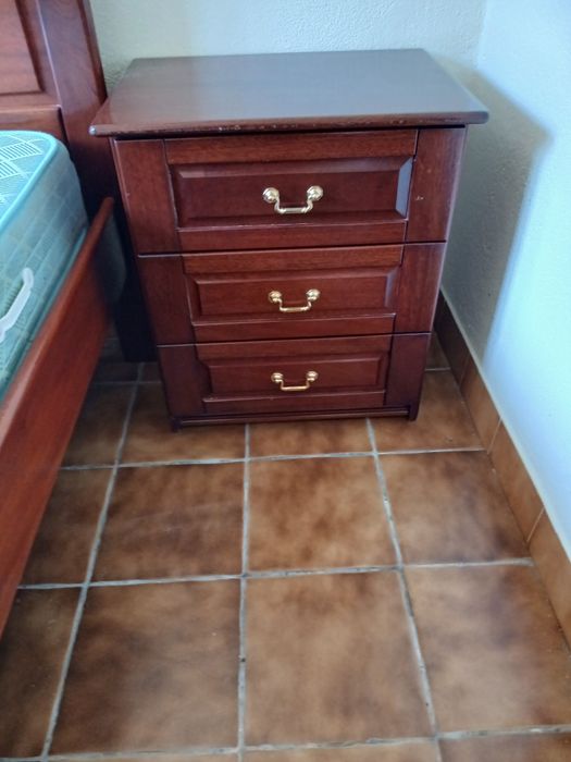 Cama de de   casal  com 2 mesinhas de cabeceira