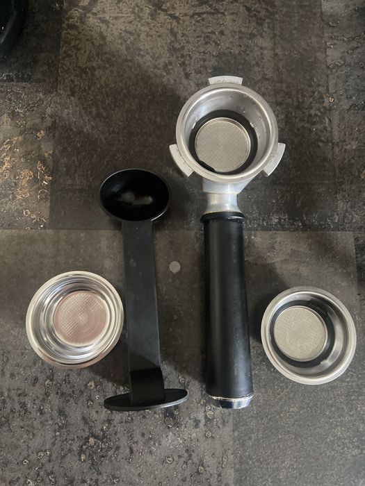 Кавоварка DeLonghi EC685.BK + кавомолка DeLonghi KG79