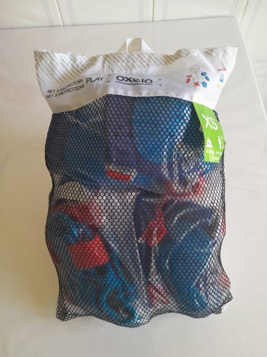 Conjunto de proteção infantil Oxelo, em azul e vermelho, inclui joelheiras e cotoveiras