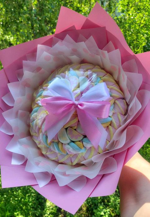 Подарункові бокси з цукерками та букети з цукерками