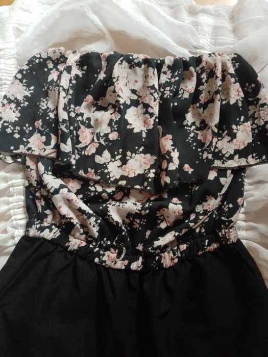 Czarny kostium w kwiatki