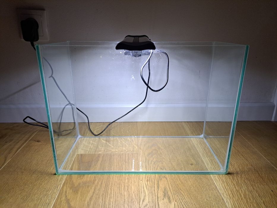 Małe akwarium 15l  z lampą led