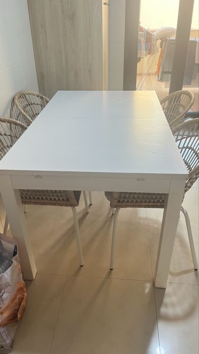 Mesa de jantar mais 4 cadeiras