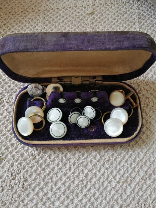 Botões de punho centenários em madrepérola com o estojo original