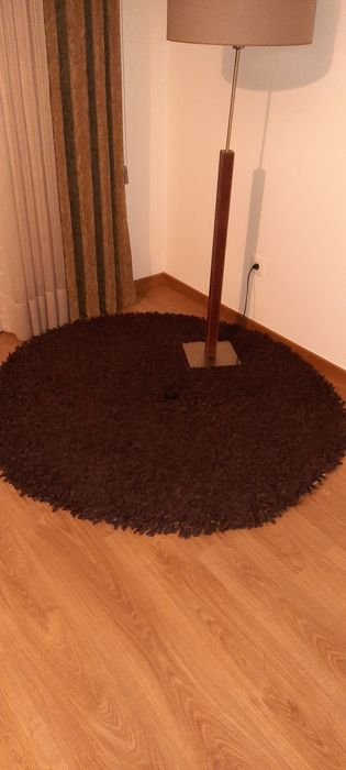 Tapete redondo em castanho + candeeiro com base em pele