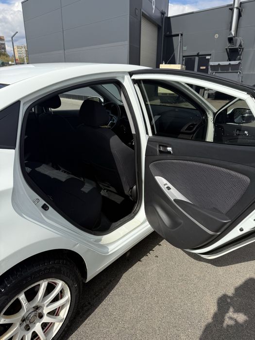 Hyundai accent 2012