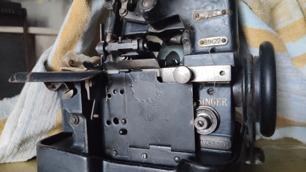 Máquina antiga de cose e corte