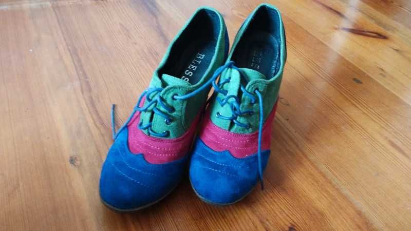 Kolorowe buty na obcasie, wiązane