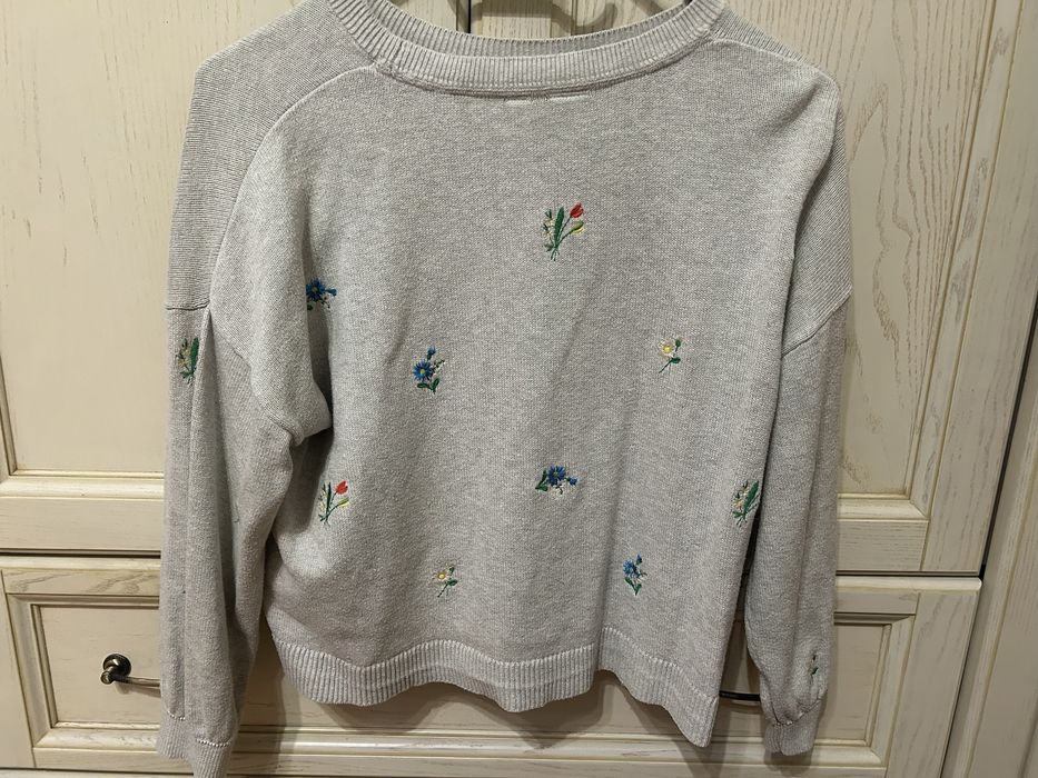 Свитер сірий з квіточками
