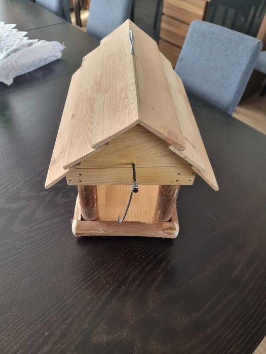 Solidny karmnik dla ptaków z surowego drewna XL