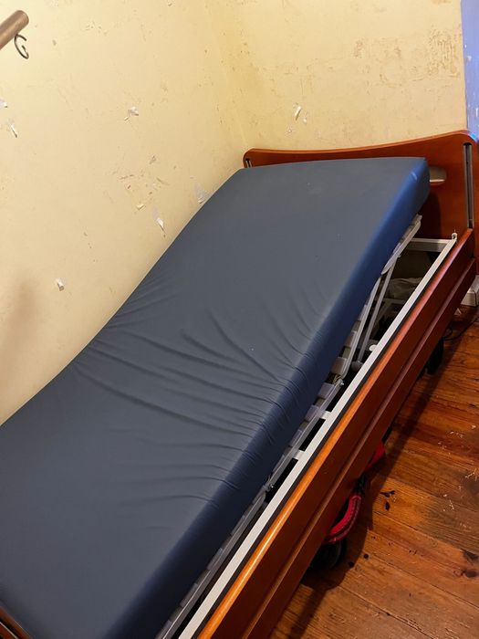 Cama articulada com colchao antiescaras