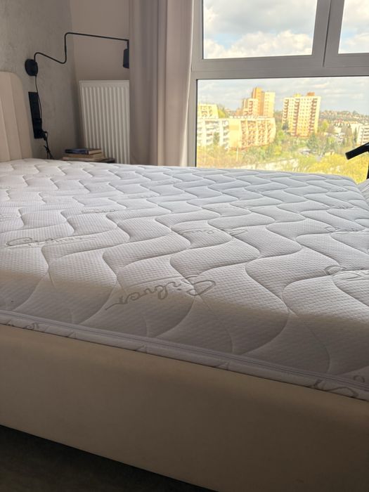 Sprzedam twardy materac 160x:200  prawie nowy