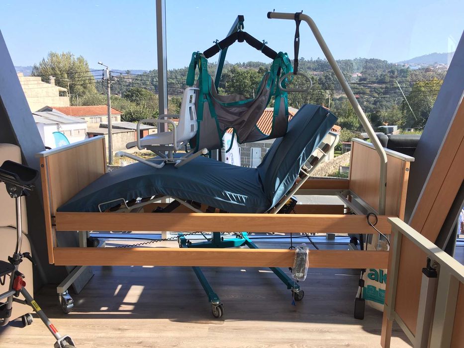 Cama articula elétrica elevatória  AKS L4 - Semi-nova com garantia