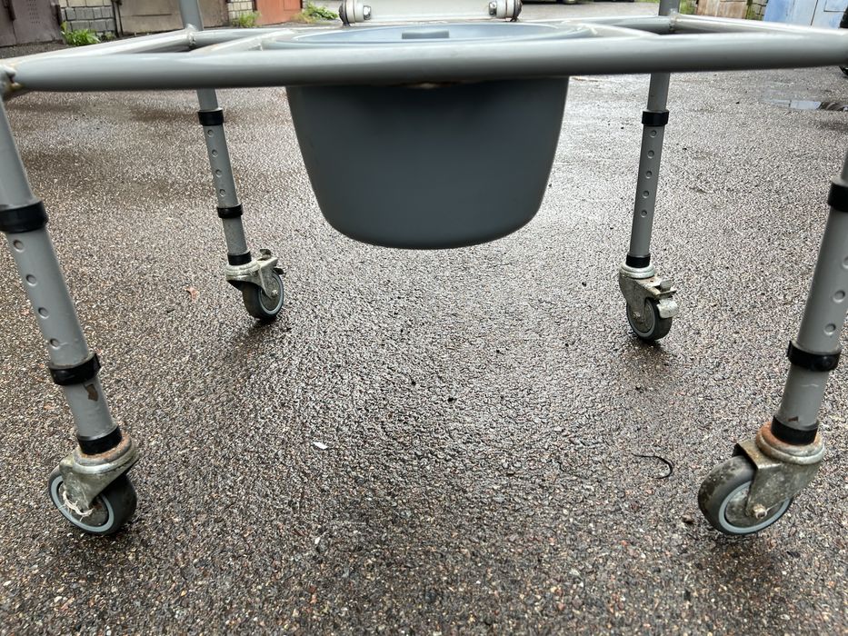 Стілець-туалет регульований на колесах, пересувний. НТ-04-008