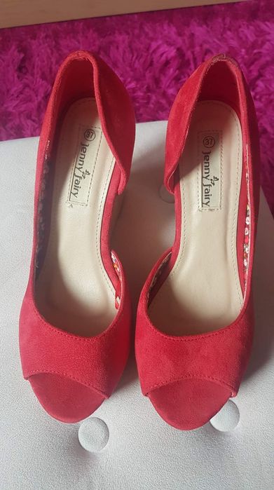 Czerwone buty na koturnie