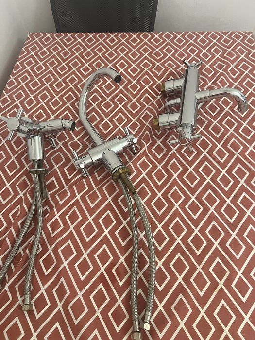 Tres Torneiras para casa de banho em muito bom estado
