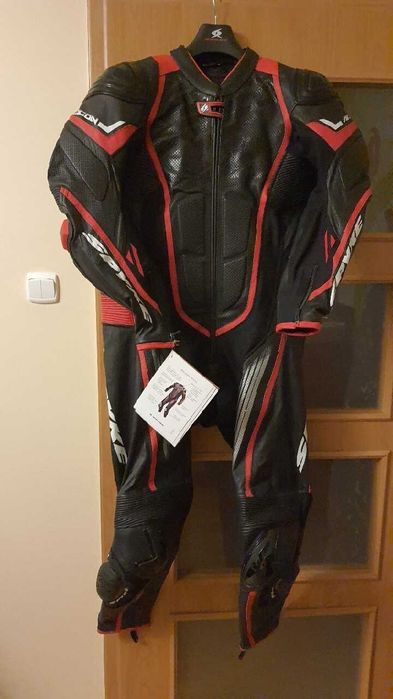 NOWY Spyke Aragon Race Blck/Red/White 52 skóra kangura