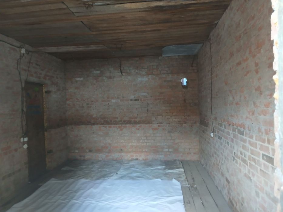 Продаж комплексу приміщень різного призначення.