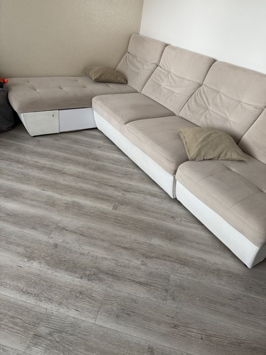 Диван б/у ,бежевого кольору