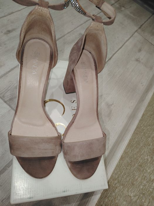 Босоніжки на підборах, р 39