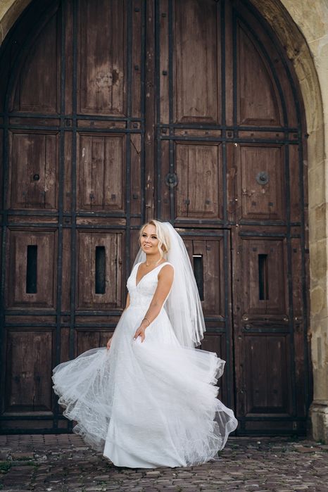 Suknia ślubna 36 odkryte plecy, koronka, litera A, zdobienia