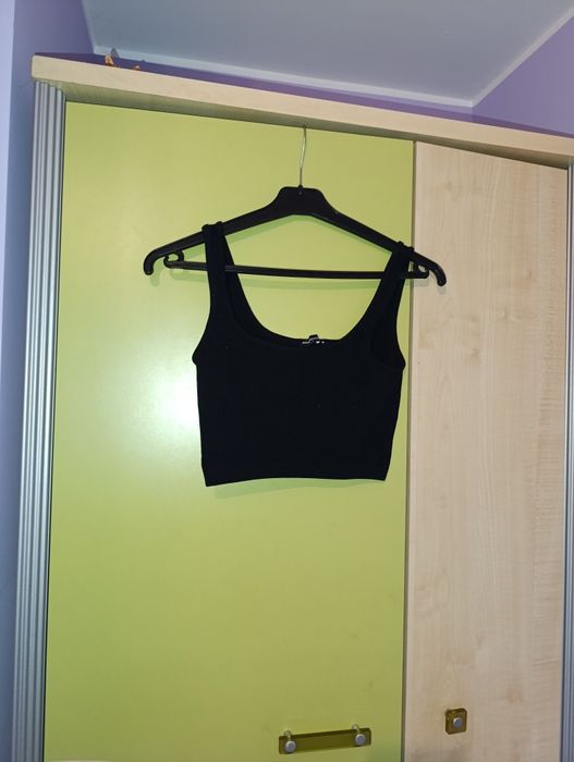 Czarny top na ramiączkach