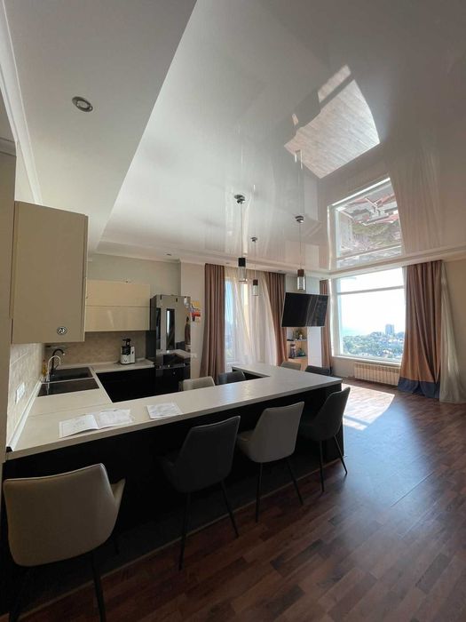 Велика стильна квартира в Аркадії. 4 спальні. Вид моря. Автономна.