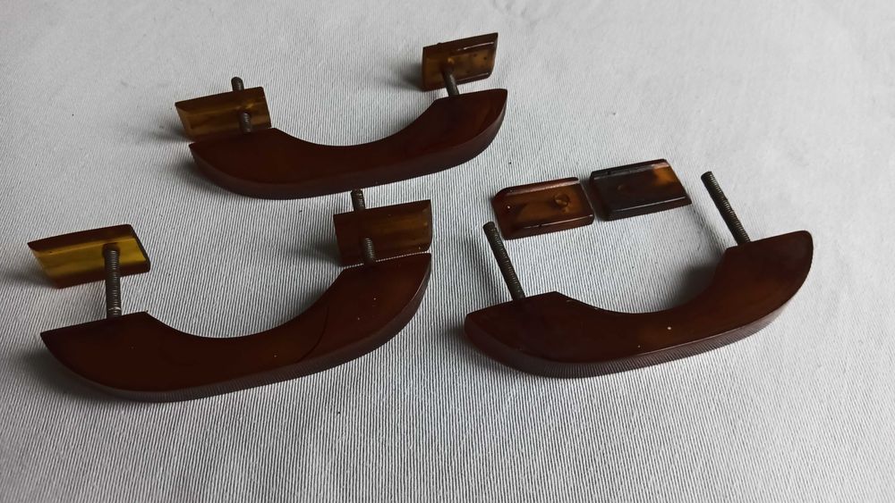 Stare kompletne uchwyty do mebli. . Bakelit Cena 1 szt