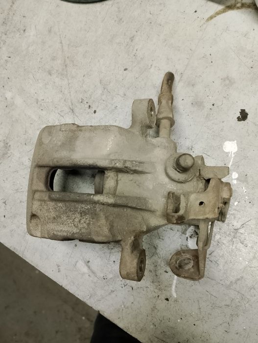 Zacisk hamulcowy lewy tył Sharan po 2000 roku