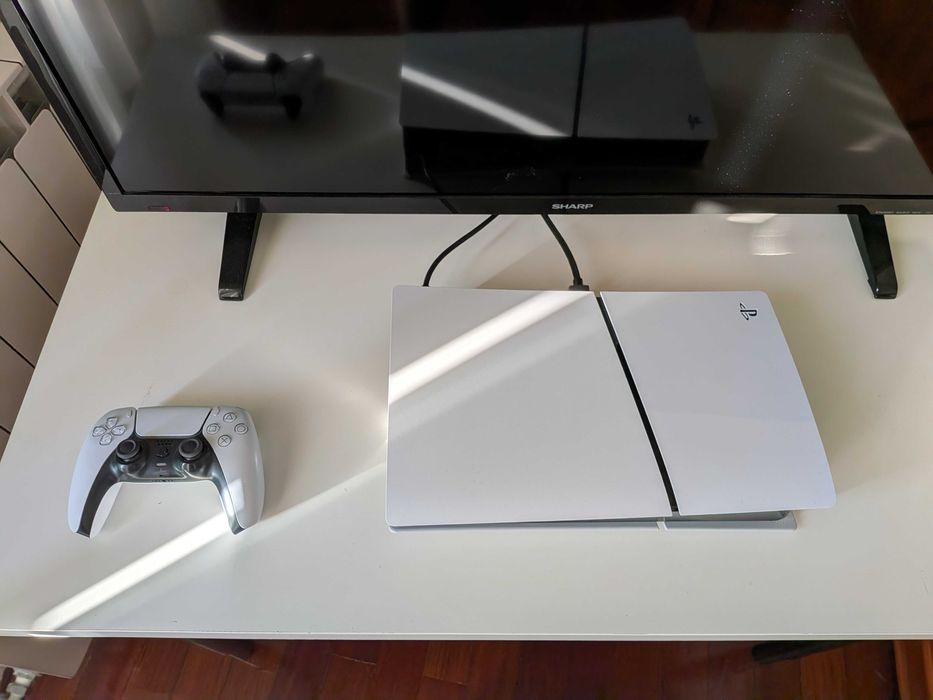PS5 usada Slim 1 TB + Comando + Cabo HDMI 8K