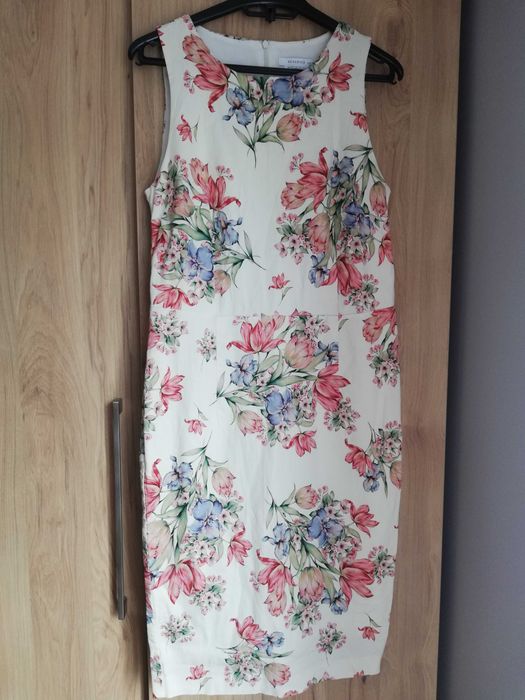 Elegancka dopasowana sukienka w kwiaty