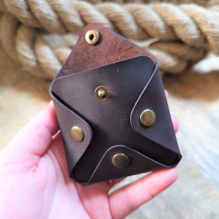 Skórzany portfel na bilon z grawerem. Portfel na monety handmade