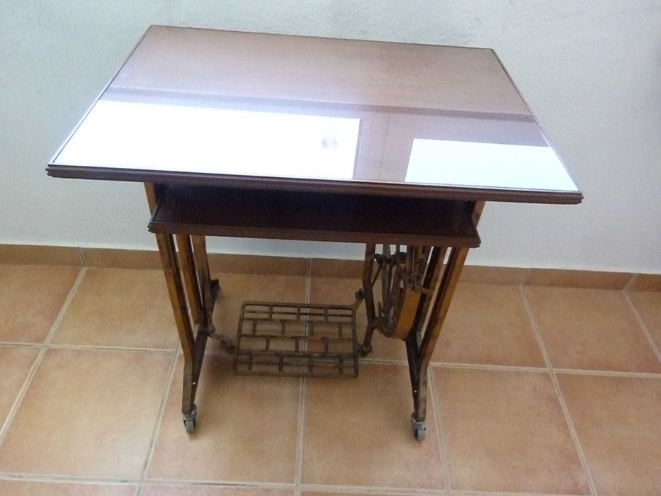 Mesa em estrutura de máquina de costura antiga