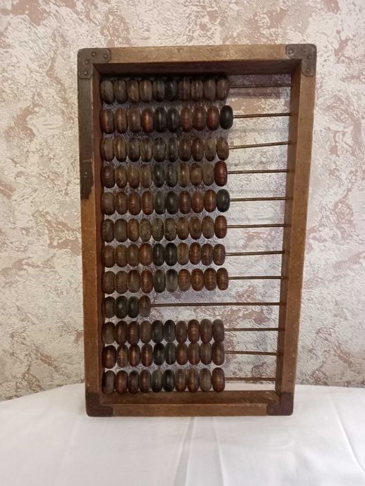 продаются старые счеты.