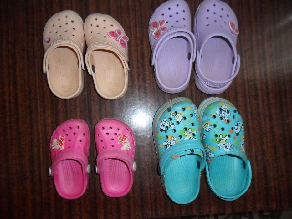 Крокси, босоніжки, кросівки  на дівчинку