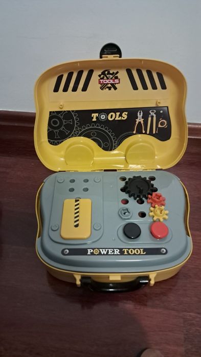 banca de trabalho com mala de ferramentas