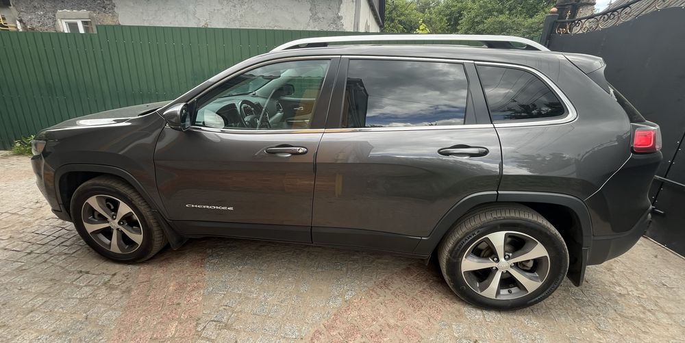 Продам автомобіль джип черокі