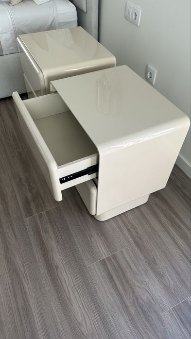 Conjunto duas mesas de cabeceira