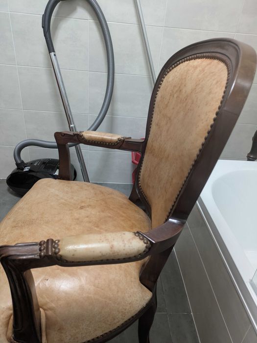 Cadeirão de Braços estofado pele