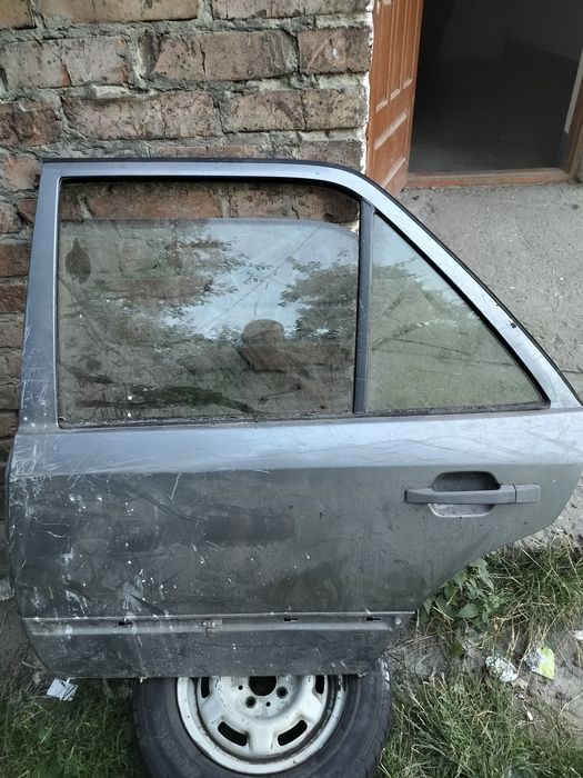 Продам дверки Водійська сторона мерседес 124