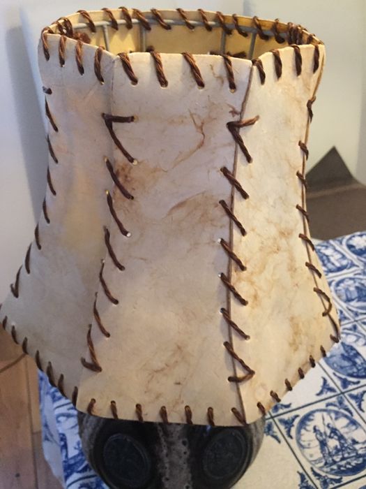 Lampa a’la butelka ze skórzanym kloszem