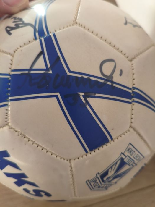 Autografy piłkarzy Lecha Poznań na piłce