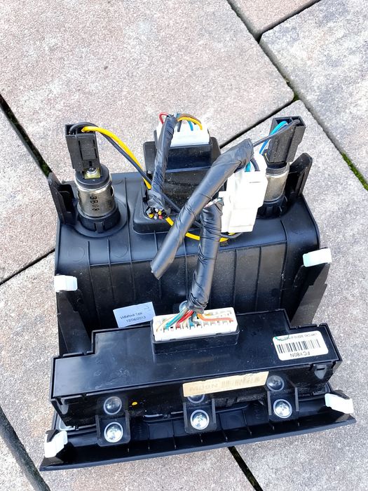 Przełączniki grzanych foteli, AUX,iPod, USB HYUNDAI IX 35, 93310-2Y800