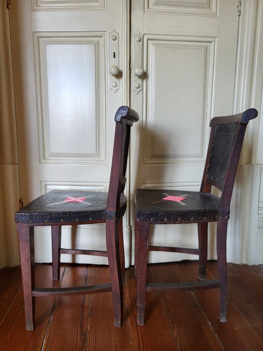 Par de cadeiras antigas em madeira e couro lavrado