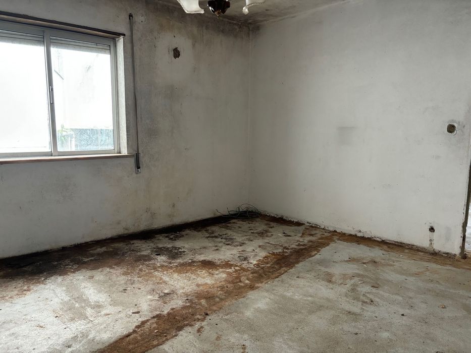 Moradia 2 pisos com terreno no centro da Lousã - 100 metros da estação de Metro