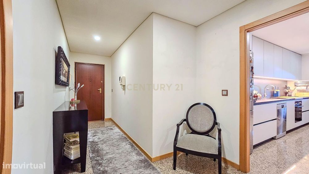 Apartamento T2 no Bonfim, Porto, terraço fechado e varanda.